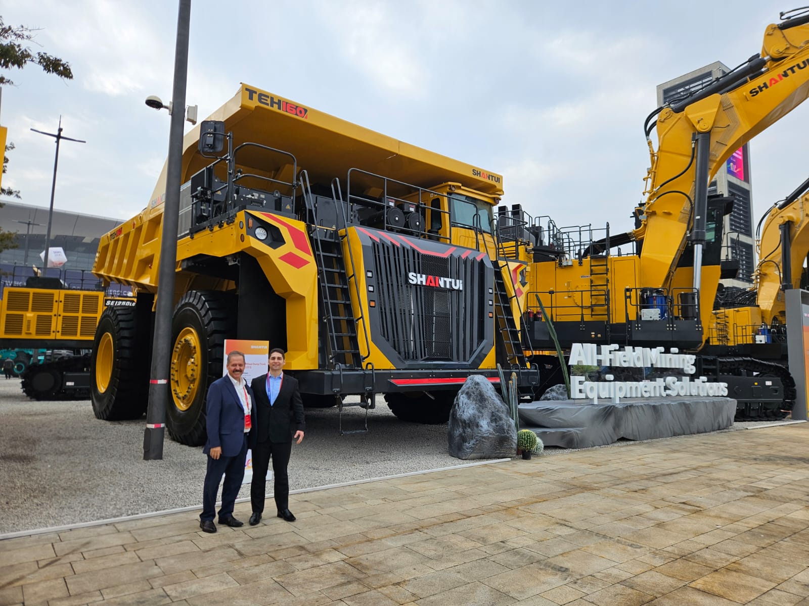 Reinaldo Zucatelli e Eduardo Zucatelli marcaram presença na 13ª Conferência Global da Shantui na China