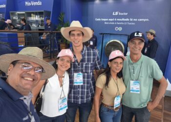 Reinaldo Zucatelli participa da Agrishow 2026 e acompanha inovações em estande da LS Tractor