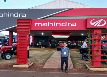 Reinaldo Zucatelli visita estande da Mahindra Tractors durante a Agrishow 2026