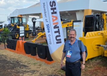Reinaldo Zucatelli participa da Agrishow 2026 e visita estande da Shantui