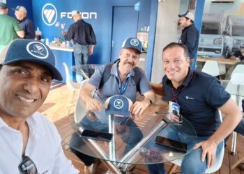 Reinaldo Zucatelli marca presença na Agrishow 2026 e visita stand da Foton