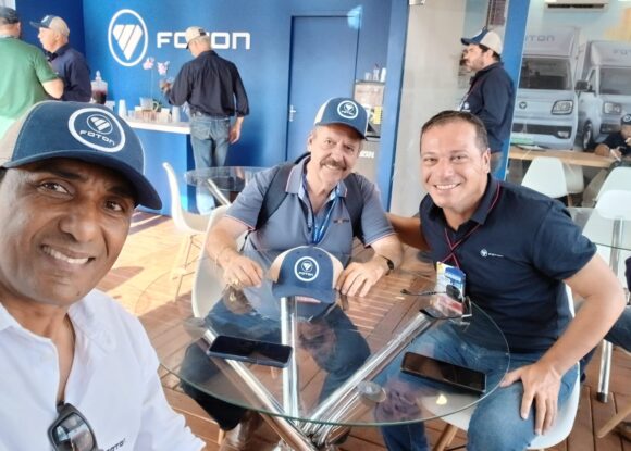 Reinaldo Zucatelli marca presença na Agrishow 2026 e visita stand da Foton